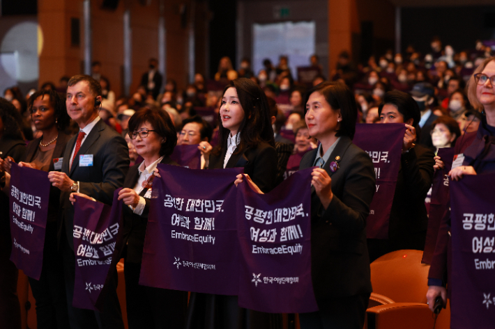 김건희 여사가 지난 8일 서울 강남구 코엑스에서 열린 세계여성의날 기념식에서 '공평한 대한민국 여성과 함께'라는 문구를 들고 퍼포먼스를 하는 모습. 연합뉴스