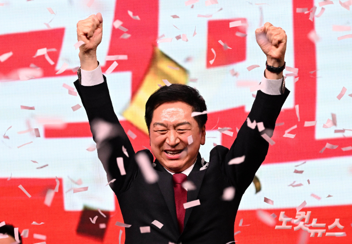 국민의힘 당대표로 선출된 김기현 의원이 8일 경기 고양시 킨텍스에서 열린 제3차 전당대회에서 손을 번쩍 들고 있다. 윤창원 기자