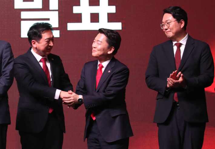 김기현 국민의힘 신임 당대표가 8일 오후 경기도 일산 킨텍스에서 열린 국민의힘 제3차 전당대회에서 당대표로 선출된 후 안철수 후보와 악수하고 있다. 윤창원 기자