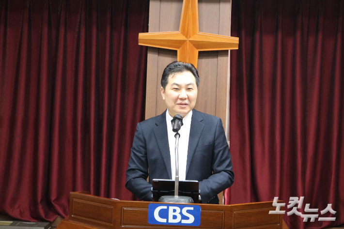 김윤태 신성교회 담임목사가 8일 대전CBS 예배실에서 '접촉하고 접속하게 하라'라는 주제의 설교 말씀을 하고 있다. 정세영 기자