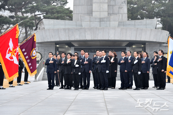 김기현 국민의힘 신임 당 대표가 9일 오전 서울 동작구 국립서울현충원을 찾아 현충탑 참배를 마친 후 이동하고 있다. 김 대표는 전날 일산 킨텍스에서 개최된 전당대회에서 총득표율 52.93%를 기록해 당 대표에 선출됐다. 류영주 기자