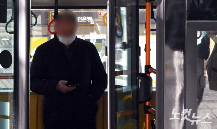 서울시내 버스에 마스크를 착용하고 탑승한 승객 모습. 황진환 기자
