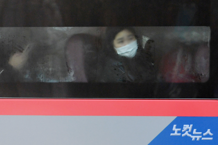 서울 종로구 세종대로를 지나는 버스 안, 마스크를 착용한 승객이 앉아 있다. 류영주 기자