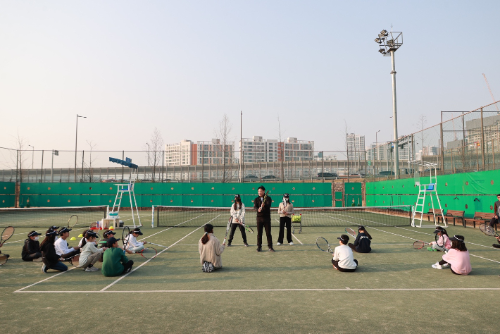  '2023 어린이 테니스 아카데미'에 참가한 학생들이 교육을 받고있다. 남양주시 제공