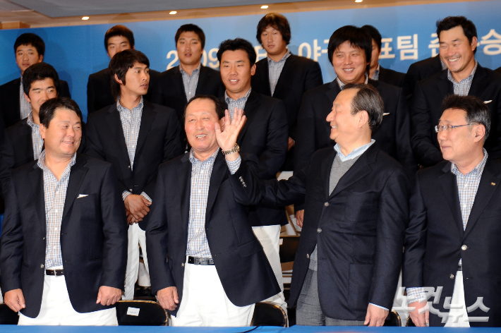 제2회 월드베이스볼클래식(WBC)에서 세계 2위에 오른 한국 야구대표팀이 귀국 인사를 하고 있다. 노컷뉴스