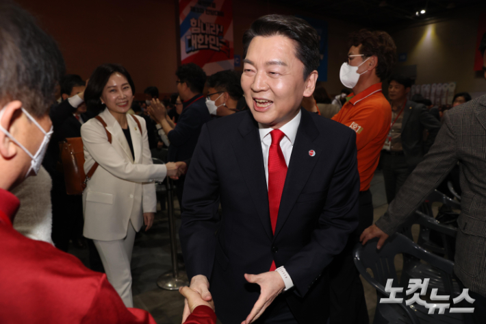 8일 경기도 일산 킨텍스에서 열린 국민의힘 제3차 전당대회에 안철수 당대표 후보가 참석하며 당원들과 인사하고 있다. 윤창원 기자