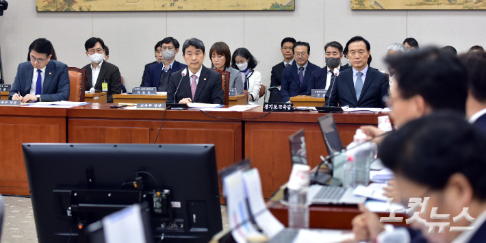 9일 서울 여의도 국회에서 열린 교육위원회 긴급현안질의에서 이주호 사회부총리 겸 교육부 장관이 의원 질의를 받고 있다. 윤창원 기자