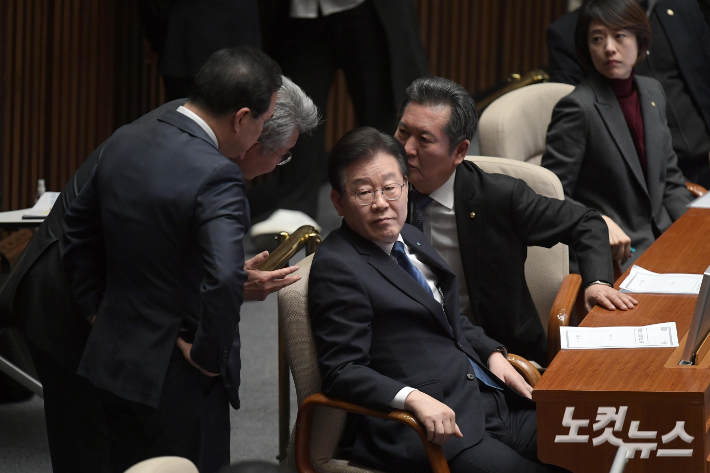 이재명 더불어민주당 대표가 지난달 27일 국회에서 열린 본회의에서 자신에 대한 체포동의안이 부결된 뒤 관련 내용을 듣고 있다. 박종민 기자