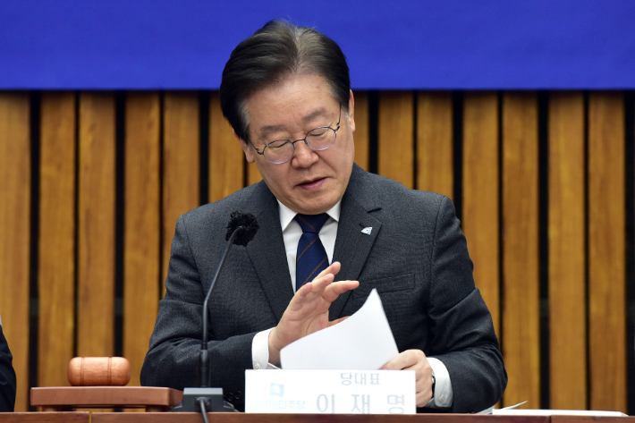 더불어민주당 이재명 대표가 6일 서울 여의도 국회에서 열린 확대간부회의에 앞서 자료를 확인하고 있다. 윤창원 기자
