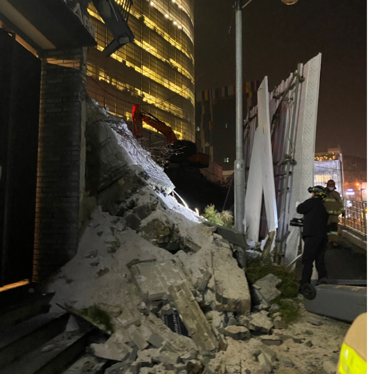 9일 오후 9시15분쯤 서울 용산구 한남 신축 공사장 옹벽이 무너져 내리는 사고가 발생했다. 용산소방서 제공