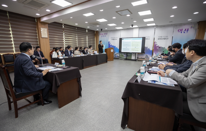 익산시가 의뢰한 전북 산재전문병원 설립 기본구상과 타당성 연구용역 최종 보고회가 열렸다. 익산시 제공