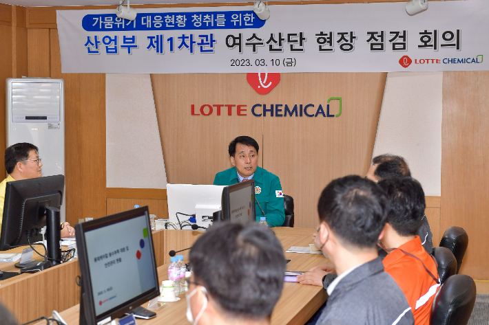 산업통상자원부 장영진 1차관이 여수국가산단 입주기업을 찾아 가뭄 대응 상황을 점검하고 있다. 여수시 제공 