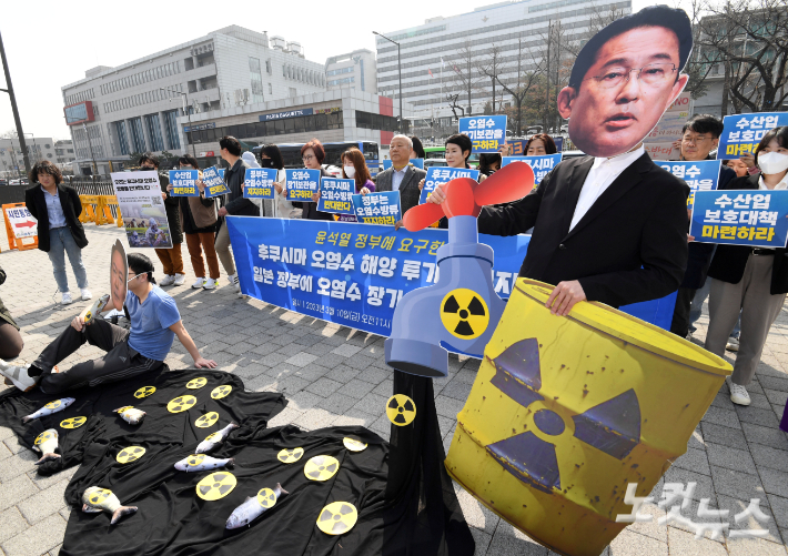 10일 오전 서울 용산구 전쟁기념관 앞에서 열린 '후쿠시마 방사능 오염수 대응 기자회견' 참석자들이 퍼포먼스를 선보이고 있다. 황진환 기자