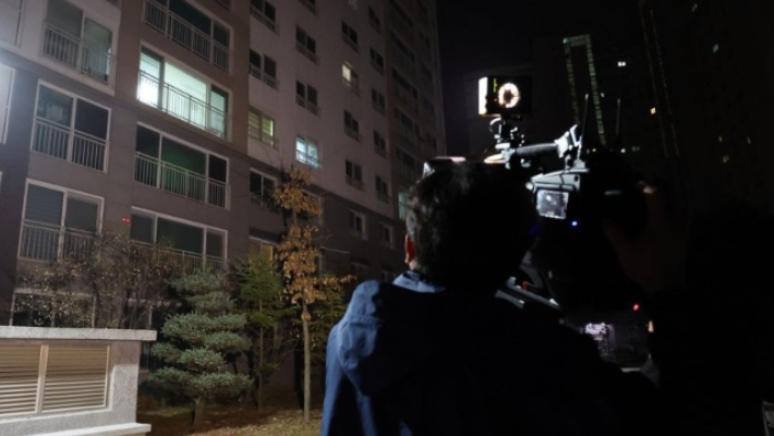 더불어민주당 이재명 대표의 경기지사 시절 초대 비서실장이 숨진 채 발견된 경기도 성남시 수정구의 자택 앞에서 10일 오전 취재진이 취재하고 있다. 연합뉴스