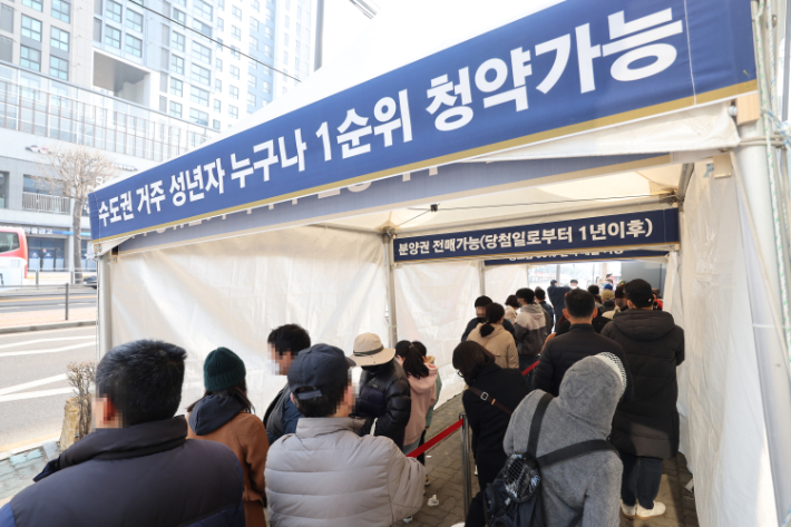 지난 5일 오전 서울 은평구 센트레빌 아스테리움 시그니처의 모델하우스에서 방문객들이 입장을 기다리고 있다. 연합뉴스