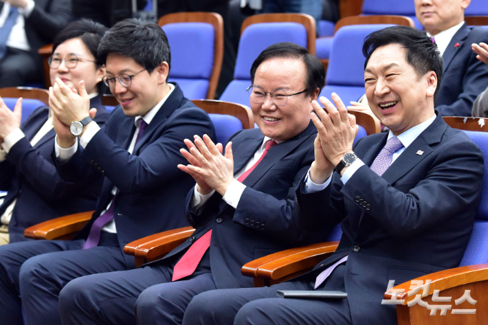 국민의힘 김기현 대표와 김재원, 김병민, 조수진 최고위원(오른쪽부터)이 지난 10일 서울 여의도 국회에서 열린 당 의원총회에서 박수를 치고 있다. 윤창원 기자