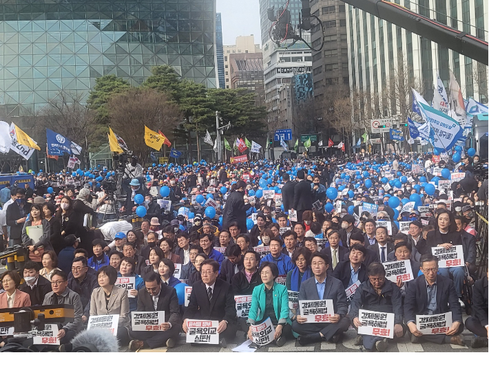 '강제동원 해법 강행 규탄 2차 범국민대회'에 참석한 민주당 이재명 대표와 의원들.