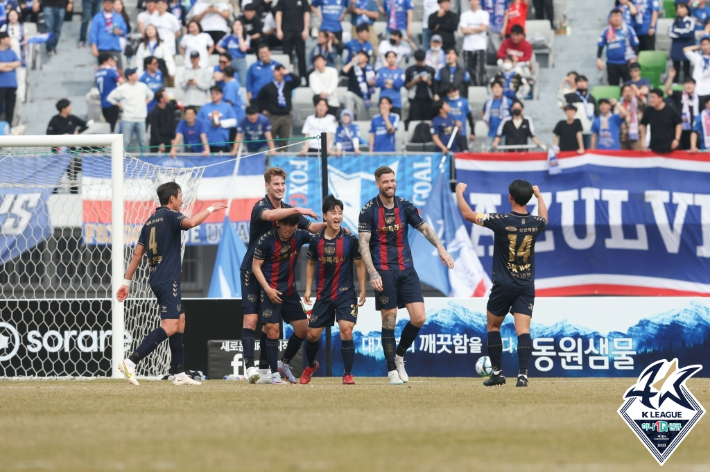 선제골을 넣고 기뻐하는 수원FC 선수들. 한국프로축구연맹