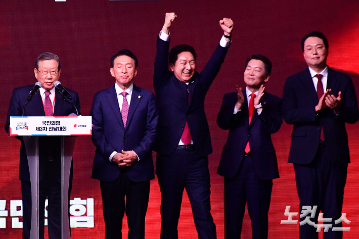 8일 경기도 고양 일산 킨텍스에서 열린 국민의힘 '힘내라! 대한민국 제3차 전당대회' 에서 김기현 후보가 신임 당대표에 선출되며 환호하고 있다. 고양=윤창원 기자