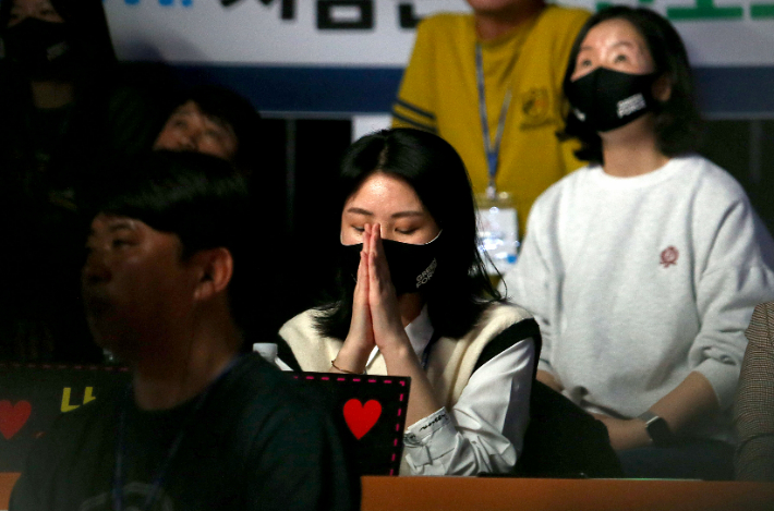 유 씨가 12일 경기도 고양시 JTBC 스튜디오 일산에서 마무리된 'SK렌터카 PBA-LPBA 월드챔피언십 2023' 남자부 결승을 지켜보며 남편을 위해 기도하는 모습. PBA