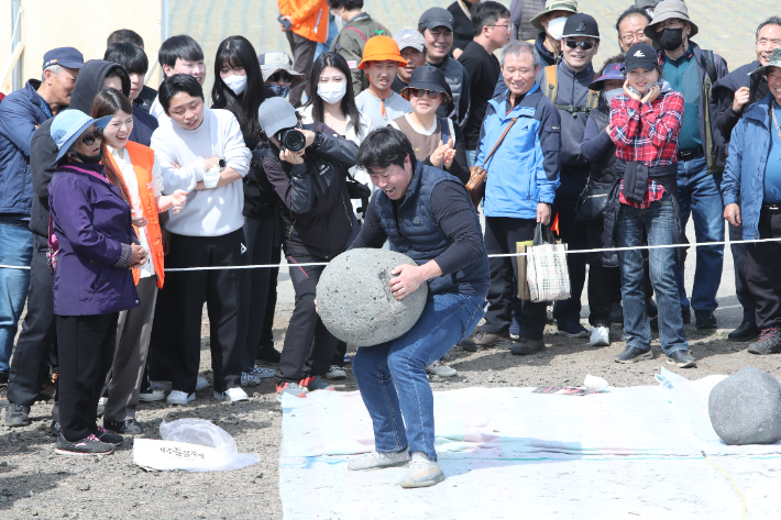 지난 11일 제주시 애월읍 봉성리 새별오름 일대에서 2023 제주들불축제의 프로그램인 듬돌들기 경연이 펼쳐지고 있다.  제주시 제공