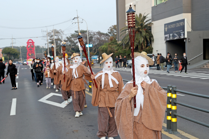 오름 불놓기를 위한 불씨가 채화돼 지난 9일 제주시 일대에서 퍼레이드가 펼쳐지고 있다. 제주시 제공