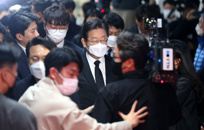 더불어민주당 이재명 대표가 10일 오후 경기도 성남시의료원에 마련된 경기도지사 시절 초대 비서실장 전모 씨 빈소에서 조문을 마친 후 나오고 있다. 연합뉴스