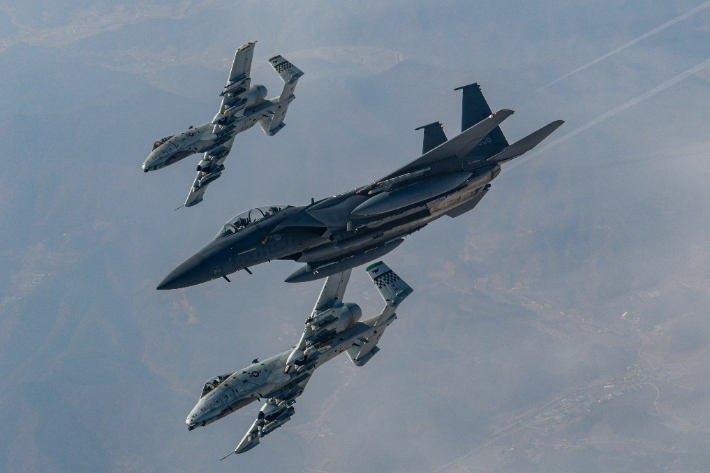  올해 첫 쌍매훈련에 참가 중인 한국 공군의 F-15K 전투기(가운데)와 미국 공군의 A-10 공격기가 지난 8일 경기 평택시 주한미공군 오산기지에서 연합 편대비행을 실시하고 있다. 연합뉴스