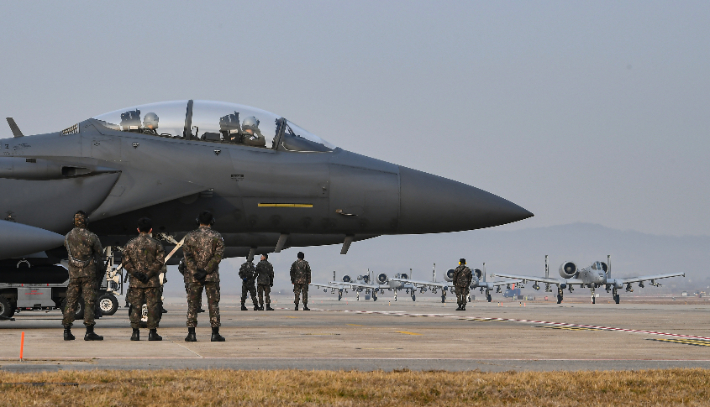 올해 첫 쌍매훈련에 참가 중인 한국 공군의 F-15K 전투기와 미국 공군의 A-10 공격기가 지난 8일 경기 평택시 주한미공군 오산기지에서 이륙을 위해 활주로로 이동하고 있다. 연합뉴스
