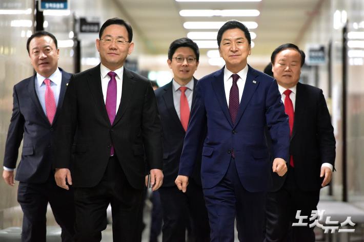 최고위원회의장으로 향하는 김기현 대표-주호영 원내대표