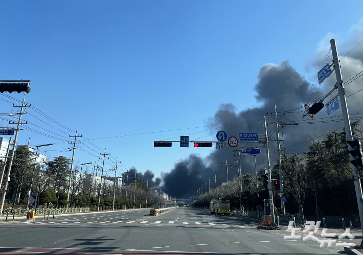 전날 오후 발생한 한국타이어 대전공장 화재현장에서 검은 연기가 뿜어져 나오고 있다. 김미성 기자
