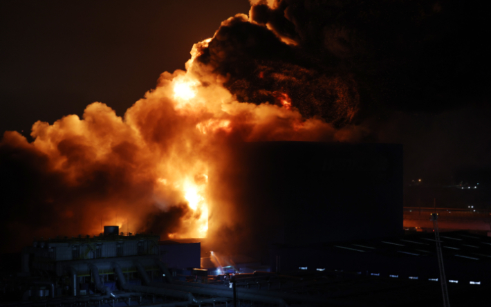  12일 오후 대전 대덕구 한국타이어 공장에서 난 화재로 발생한 연기와 화염이 하늘로 치솟고 있다. 연합뉴스