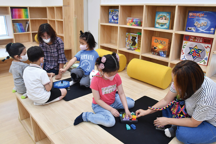 서울형 키즈카페 1호점 '혜명아이들상상놀이터'에서 아이들이 즐거운 시간을 보내고 있다. 서울시 제공