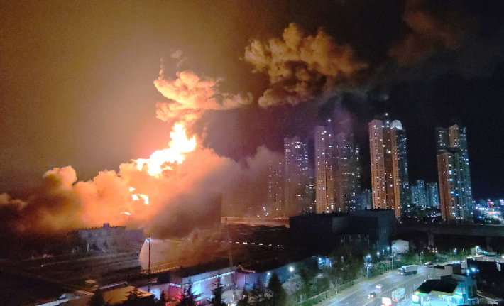 대전 대덕구 한국타이어 공장에서 난 화재로 발생한 연기와 화염이 하늘로 치솟는 모습. 연합뉴스