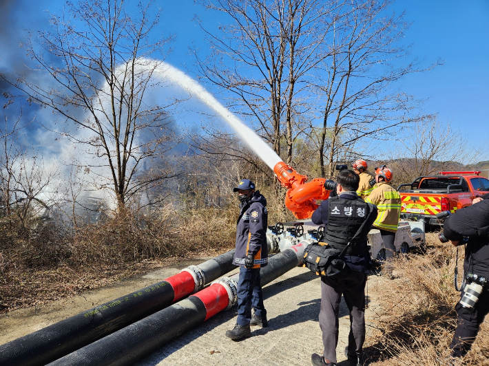 13일 대전 대덕구 한국타이어 공장화재를 진압 중인 소방대원들이 대용량포방사포를 이용해 물을 뿌리고 있다. 소방청 제공