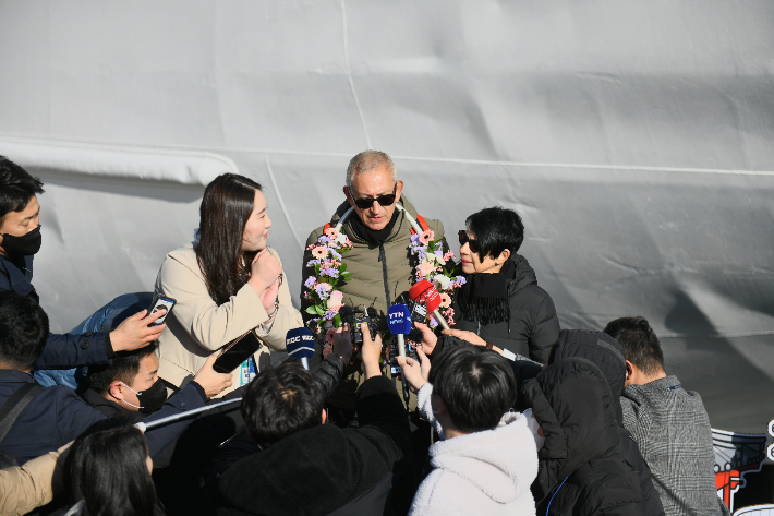 13일 오전 속초항에 입항한 아마데아호에서 내린 첫 입국자인 독일 국적 랑거(Langer)씨 부부가 소감을 밝히고 있다. 속초시 제공