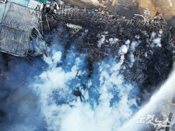 어젯밤 불이 난 대전 한국타이어공장 화재 진화작업이 14간째 이뤄지고 있는 가운데 13일 대전시 대덕구 한국타이어 공장에서 소방당국이 화재를 진압하고 있다. 류영주 기자