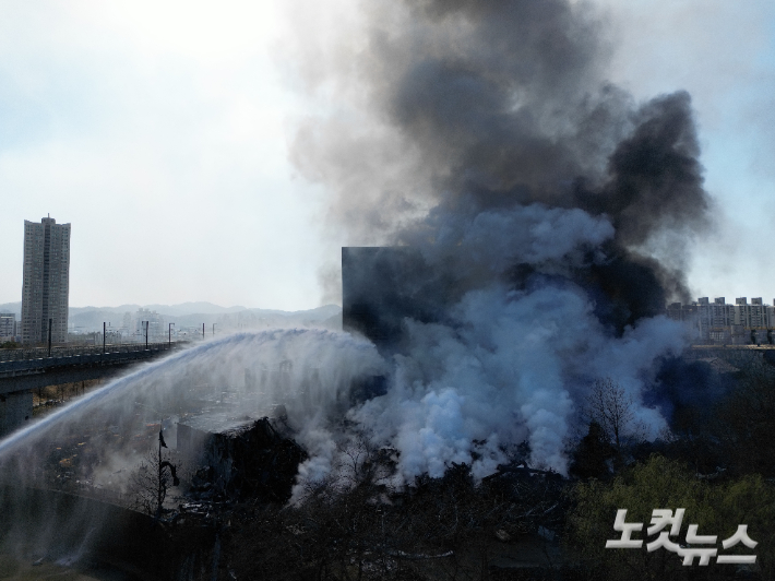 어젯밤 불이 난 대전 한국타이어공장 화재 진화작업이 14간째 이뤄지고 있는 가운데 13일 대전시 대덕구 한국타이어 공장에서 소방당국이 화재를 진압하고 있다. 류영주 기자