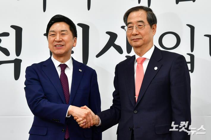 악수하는 김기현 대표-한덕수 국무총리