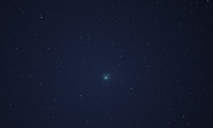 지난달 1일 미국 캘리포니아주 베이커에서 포착된 혜성 C/2022 E3 (ZTF)가 초록빛을 뿜으며 빛나는 모습. 연합뉴스