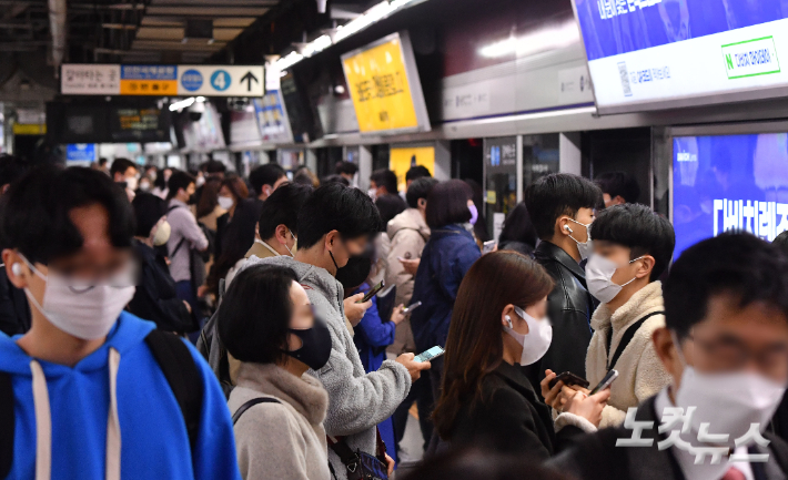 서울역 지하철 승강장에서 시민들이 마스크를 착용하고 있다. 류영주 기자