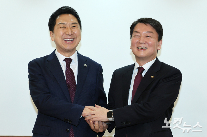 국민의힘 김기현 대표가 13일 오후 서울 여의도 국회 인근 카페에서 안철수 의원과 만나 취재진에게 포즈를 취하고 있다. 윤창원 기자