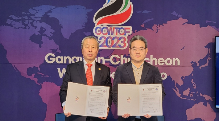 2023 강원·춘천 세계태권도문화축제조직위원회(위원장 이상민, 사진 오른쪽)는 지난 13일 조직위원회 브리핑실에서 세계합기도무도연맹과 업무협약을 체결했다. 2023 강원·춘천 세계태권도문화축제조직위원회 제공