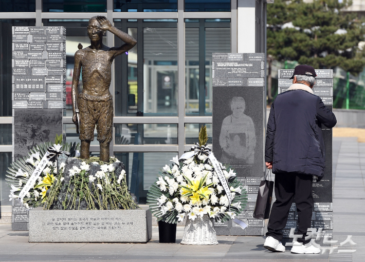 시민들이 서울 용산역 광장에 세워진 강제징용노동자상을 바라보고 있다. 황진환 기자