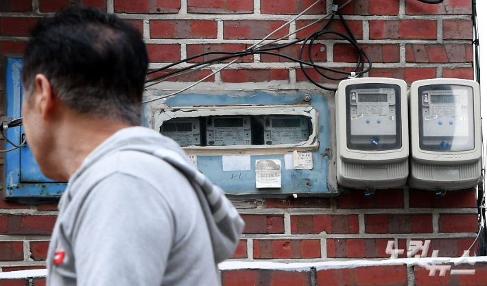 서울시내 주택가에 설치된 전기 계량기 모습. 황진환 기자
