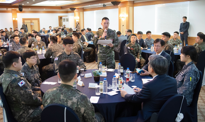 14일 서울 육군회관에서 열린 국방부-초급간부 간담회에 참석한 한 초급간부가 이종섭 국방부장관을 비롯한 국방부 및 각 군 관계자들에게 복무여건 개선 방안에 대한 의견을 전달하고 있는 모습. 국방부 제공 
