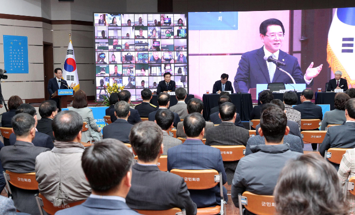 김영록 전남지사가 14일 오후 장흥군민회관에서 열린 도민과의 대화에서 민선7.8기 성과와 시책 등을 설명하고 있다. 전라남도 제공 