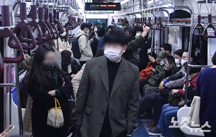 정부가 현재 남아있는 실내 마스크 착용 의무 가운데 대중교통에서의 착용 의무를 이르면 다음주 해제하는 방안을 추진하고 있는 가운데 10일 오전 서울역 1호선 지하철에서 시민들이 마스크를 착용하고 있다. 류영주 기자