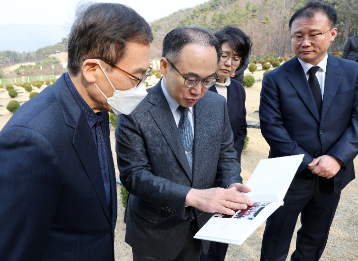 유가족에 김홍영 검사 사진 선물하는 검찰총장. 연합뉴스