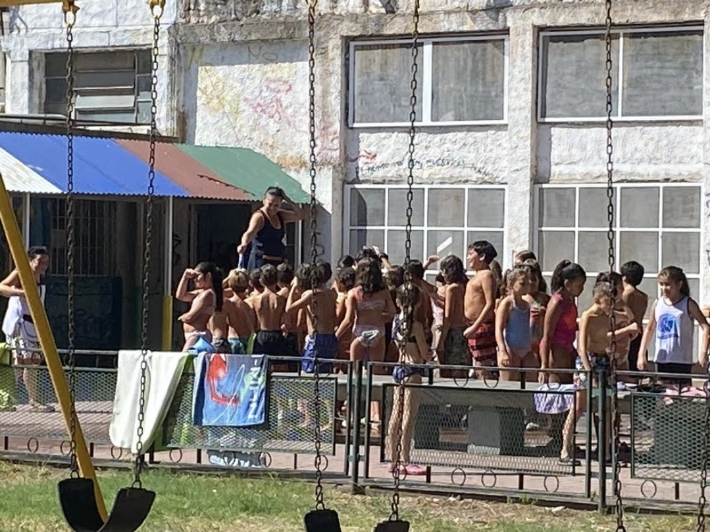 아르헨티나 로사리오의 한 초등학교에서 수영복을 입고 출석한 학생들. 연합뉴스